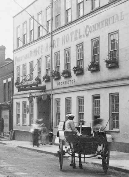 View of the White Hart before the facade was rebuilt; note the door and some other decorations are different to the later facade..